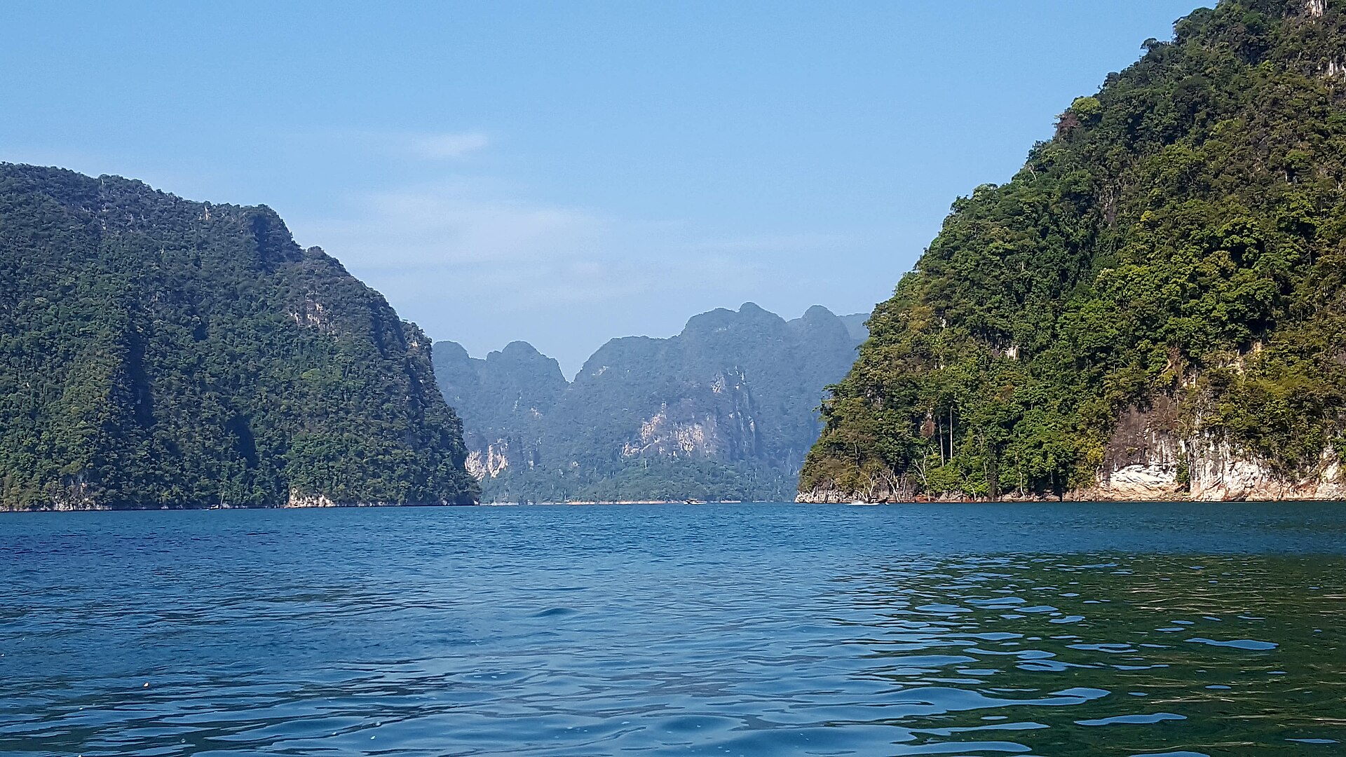 Cheow Lan Lake scenery