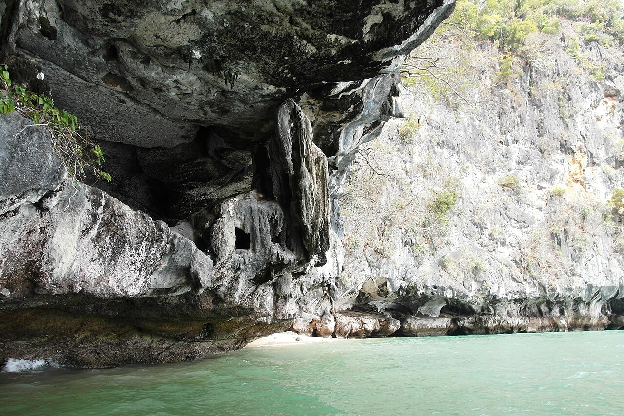 Koh Hong beach with limestone cliffs