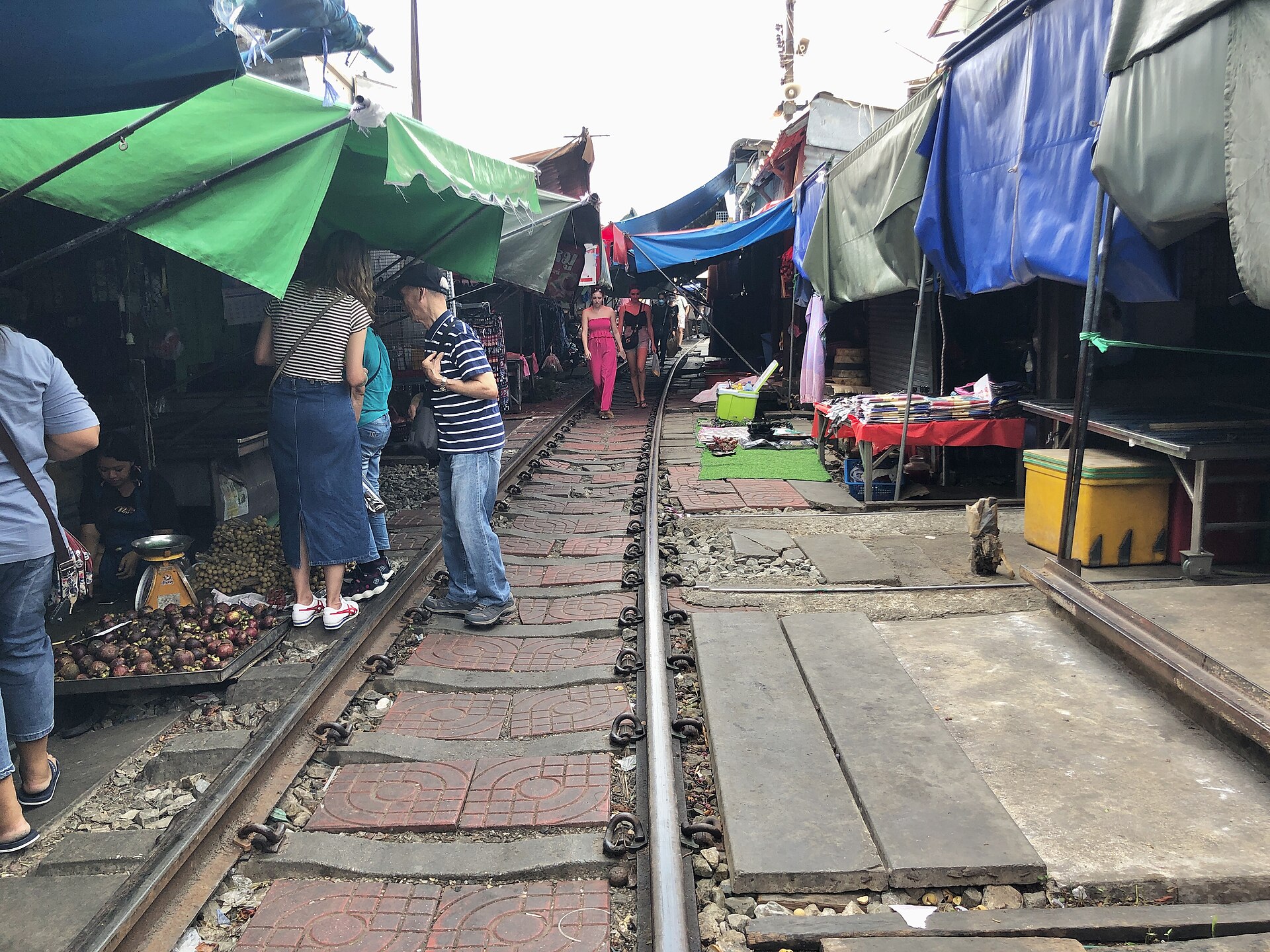 Train passing through Maeklong market