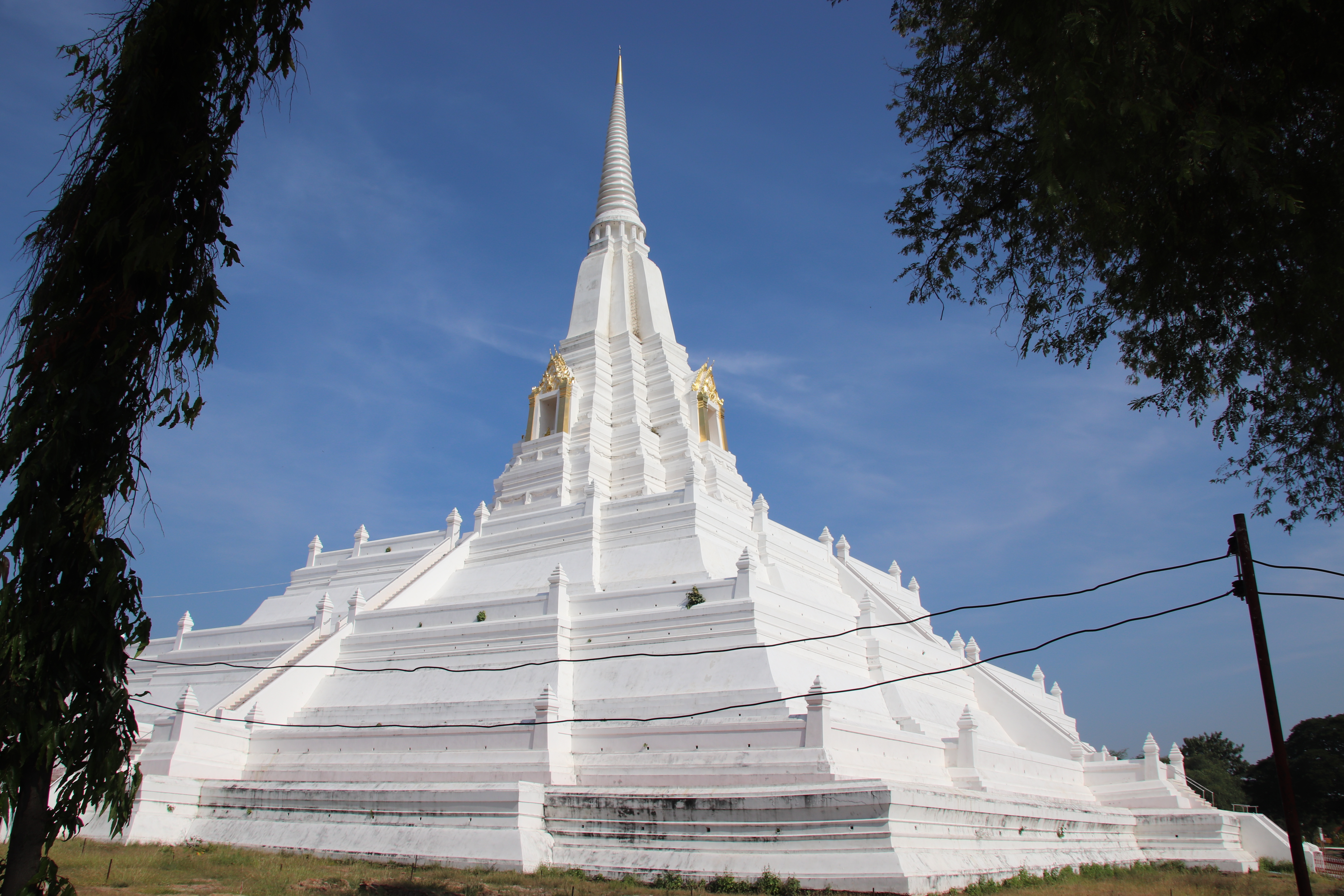 Wat Phu Khao Thong chedi close-up